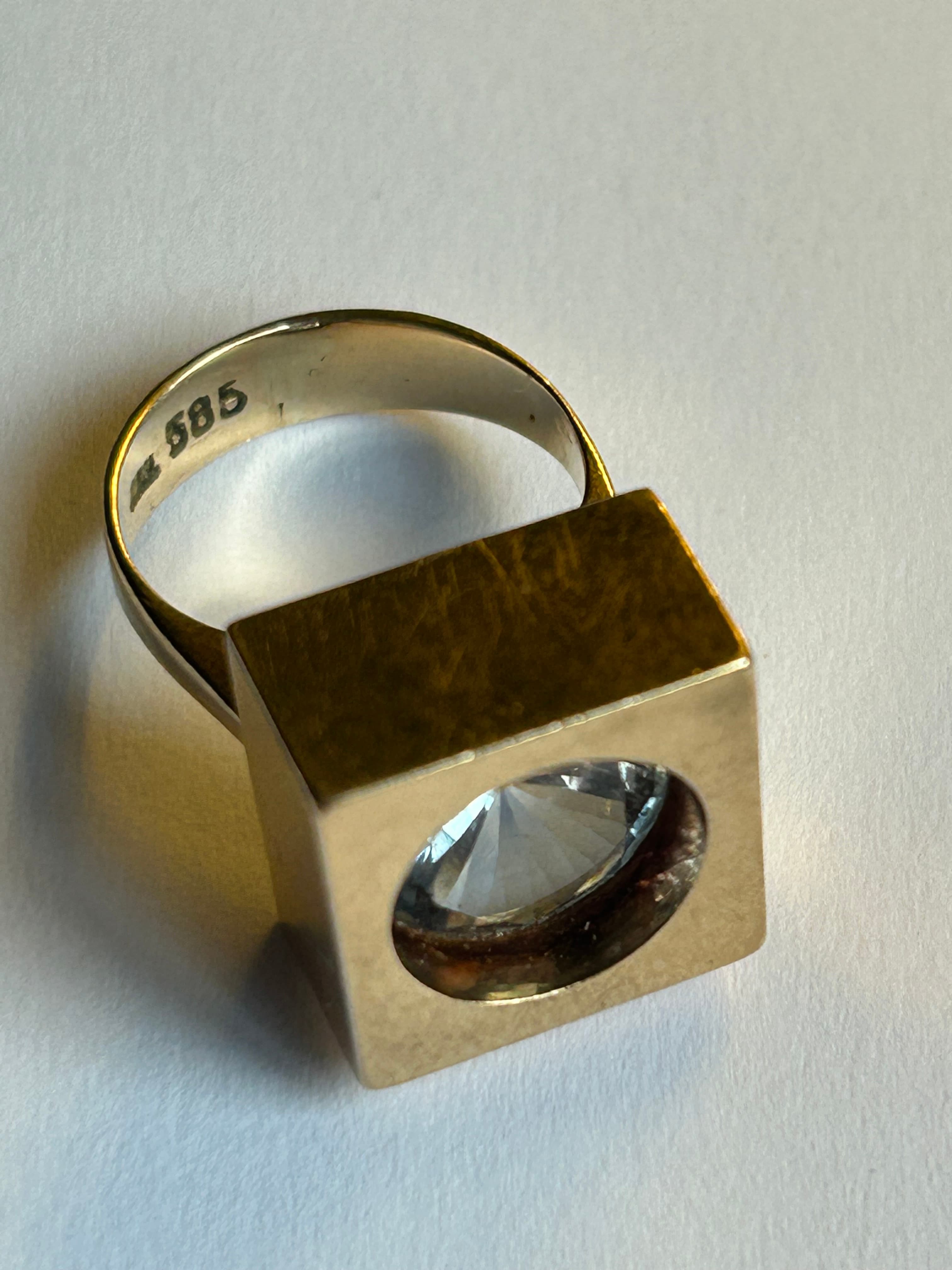 Firkantet 585 gull ring m/stor innfelt sten