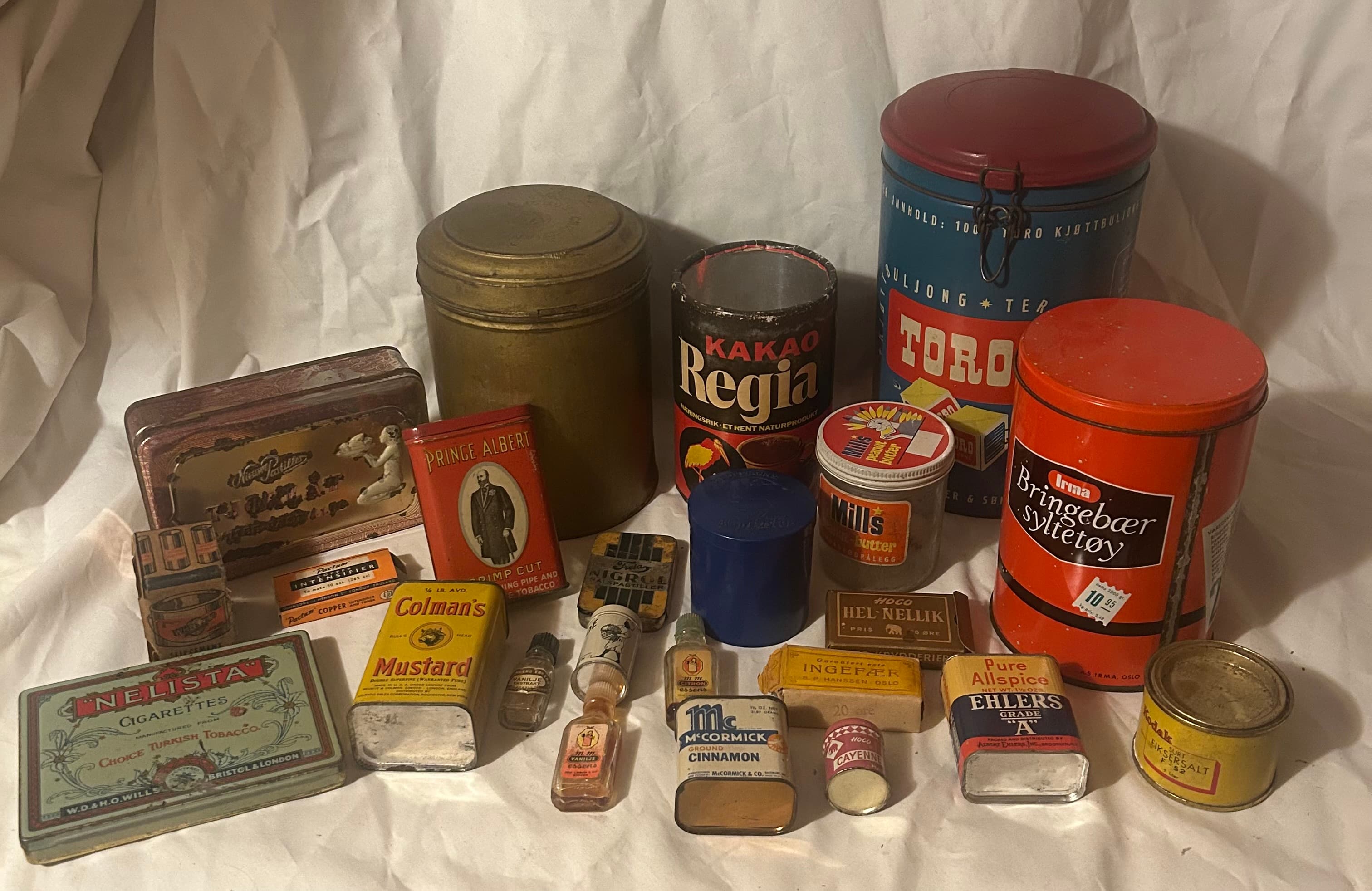 Lott med reklamebokser mm